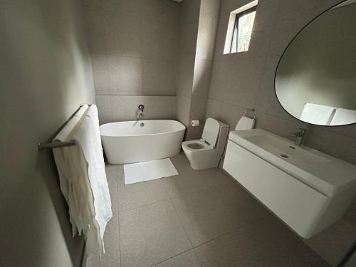约翰内斯堡The Wantage Suites的带浴缸、卫生间和盥洗盆的浴室