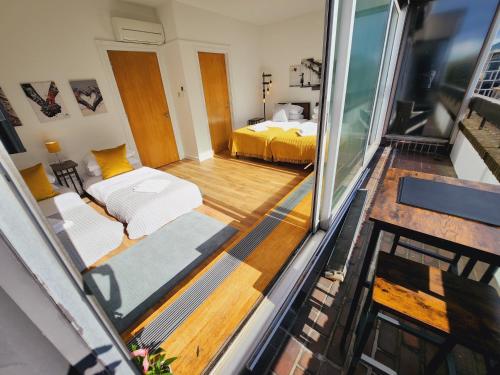 伦敦Top Floor Room in Baker St的客房享有带一张床和一个阳台的美景。