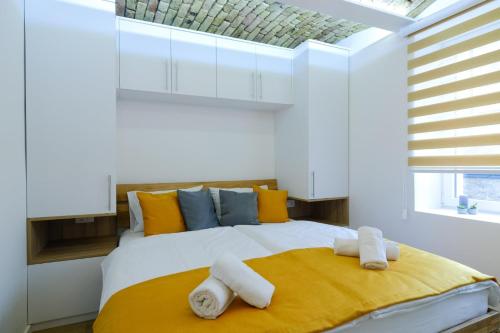 萨拉热窝All seasons apartments Sarajevo with free parking的卧室配有带毛巾的大型白色床