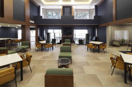 蒙特雷蒙特雷机场万怡酒店 的大型客房设有桌椅和窗户。