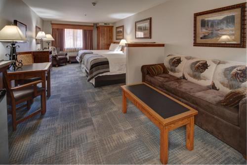 卡斯特Creekside Lodge at Custer State Park Resort的酒店客房设有一张沙发和一张床
