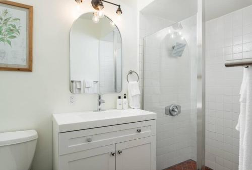 MontecitoCasa Blanca Suite B2 - New, Private, Cozy!的白色的浴室设有水槽和镜子