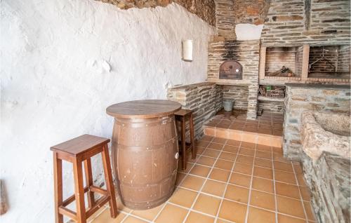 绍塞列Stunning Home In Saucelle With Kitchen的一间设有桶、桌子和炉灶的房间