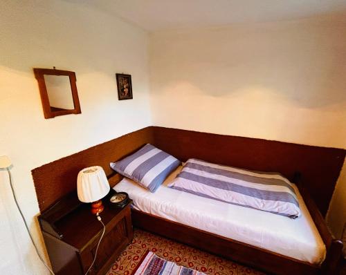 HrádekOáza klidu的一间小卧室,配有床和灯