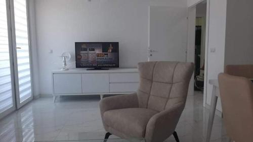 斯特鲁加Apartman Tamara Struga的客厅配有椅子和电视