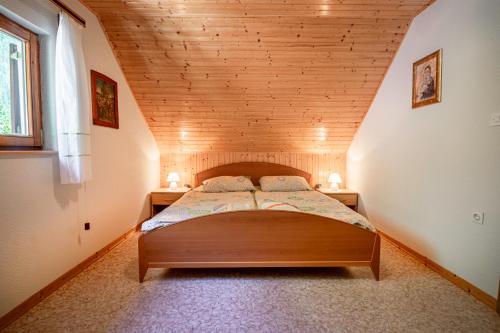 索卡Holiday house Lepena的一间卧室,配有带2个床头柜的床