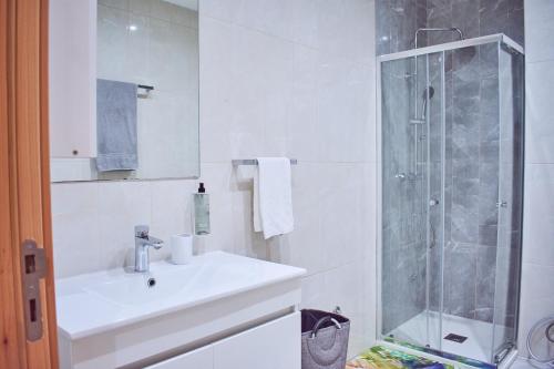 圣玛丽亚Lc Apartments - Sunrise的白色的浴室设有水槽和淋浴。