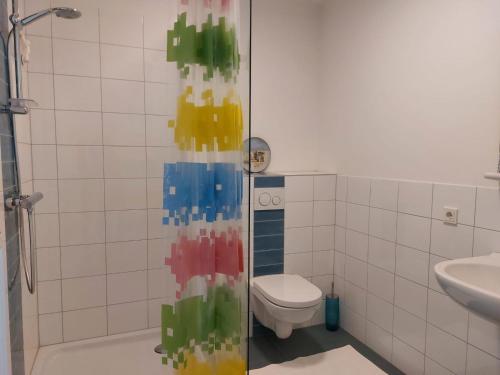 阿纳姆Medina B&B hartje Arnhem的一间带卫生间和玻璃淋浴间的浴室