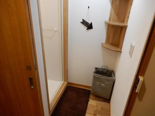 鸟取市Tottori Guest House Miraie BASE - Vacation STAY 41214v的一个小走廊,有门,有垃圾桶