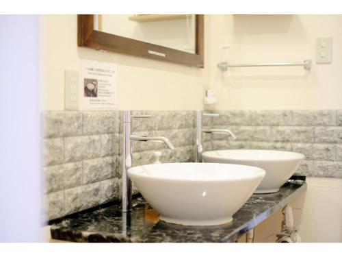 鸟取市Tottori Guest House Miraie BASE - Vacation STAY 41214v的浴室在柜台上配有两个白色水槽