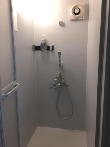 宫崎Accommodation Service - Vacation STAY 43779v的一间带淋浴的浴室,墙上装有软管