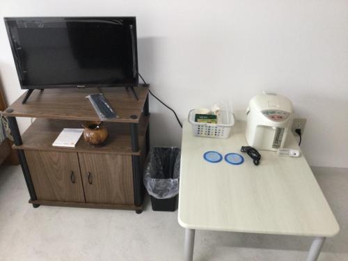 宫崎Accommodation Service - Vacation STAY 43779v的一间房间,桌子上放着电视