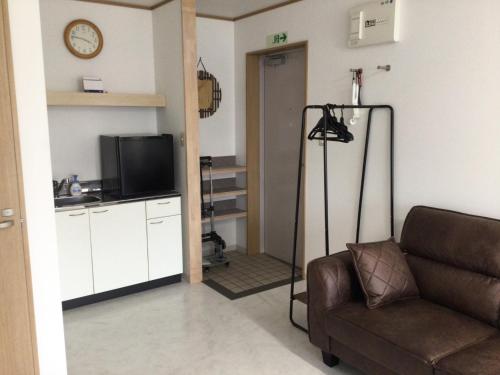 宫崎Accommodation Service - Vacation STAY 43779v的带沙发和电视的客厅