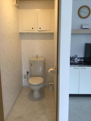 宫崎Accommodation Service - Vacation STAY 43779v的一间带卫生间和墙上时钟的浴室