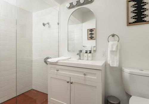 MontecitoCozy New - Casa Blanca Suite B1的白色的浴室设有水槽和镜子