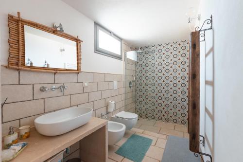 圣维托诺曼Trulli Olea的浴室配有白色水槽和卫生间。
