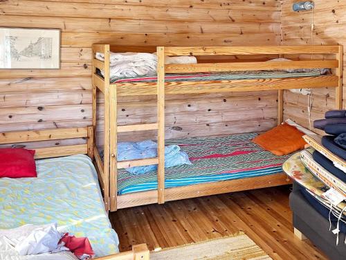DalaröHoliday home ORNÖ II的小屋内设有一间带两张双层床的卧室