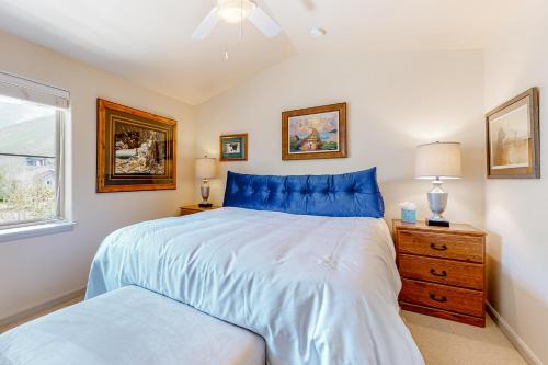 黑利Sweet Retreat at Sweet Water的一间卧室设有蓝色的床和窗户。