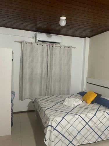 乌鲁瓜亚纳Central 2 - Pousada的一间卧室设有一张床和一个窗户,