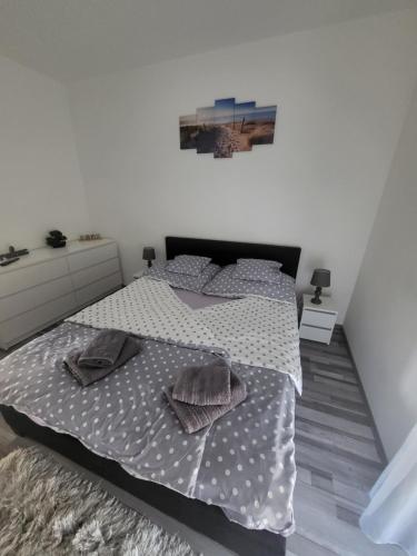 Flower Apartman 3的一间卧室配有一张带两个枕头的床
