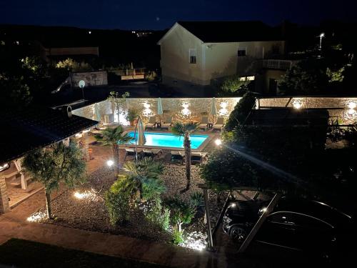 马林斯卡Guest House Antonella的享有游泳池的顶部景色