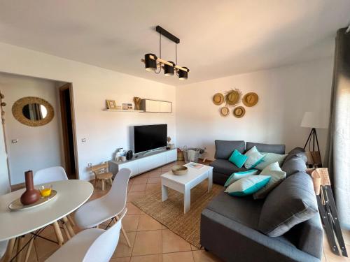 拉哈雷斯Villa Aloe的客厅配有沙发和桌子