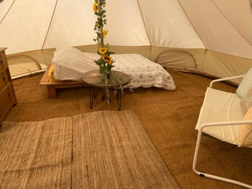 Upper HulmeBluebell bell tent The Roaches的一个带花瓶桌子的帐篷