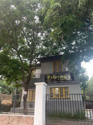 乌鲁瓜亚纳Central 2 - Pousada的一座有读Pousadaarma诊所标志的建筑