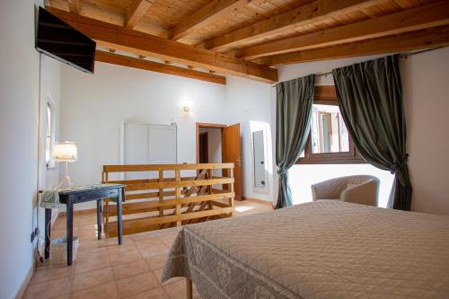 布索伦戈Casa vacanze Monte Galetto的一间卧室配有一张床和一张书桌