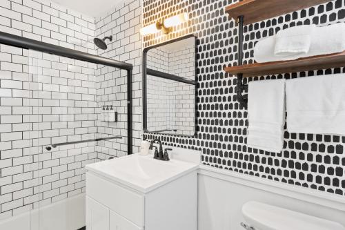 普莱西德湖The Boha Hotel的白色的浴室设有水槽和镜子