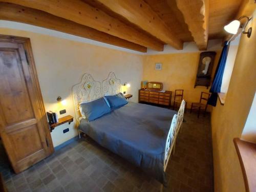 贝拉诺Chalet la terrazza vista lago的一间卧室配有一张带蓝色棉被的大床