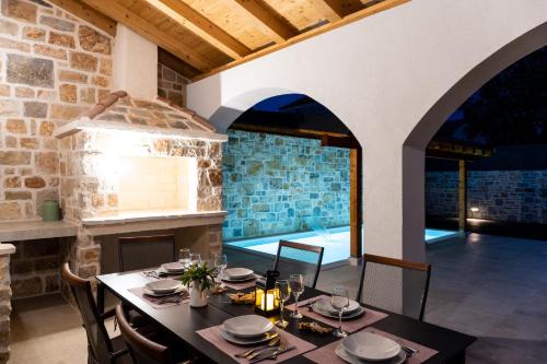 Gornje SeloHoliday Home Rakova的一间设有桌子和石墙的用餐室