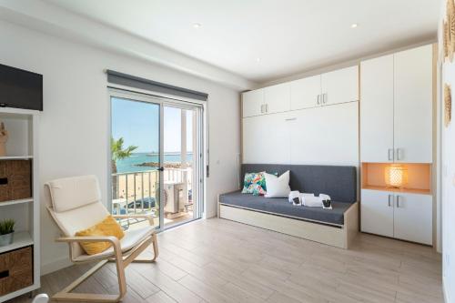 奎特里拉Stunning Studio with Beach Front- Astro Quarteira by Centralgarve的带沙发的客厅,享有海景