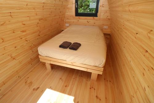 阿讷默伊登Hof Nieuwerkerk Chalet 2的小木屋内的小房间,配有一张床