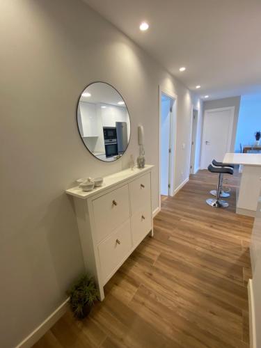 阿罗萨新镇Apartamento Arousa Mar的一间带梳妆台和镜子的浴室