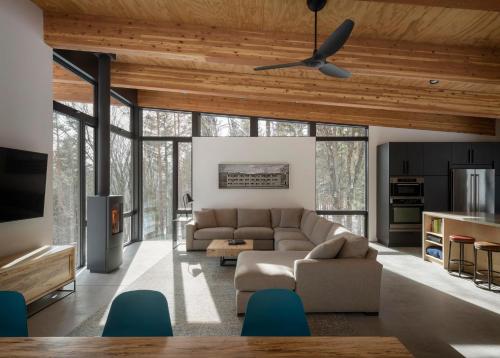 斯托Sterling Treehouse的带沙发和吊扇的客厅
