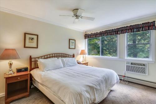 斯托Tollhouse 16B的一间卧室设有一张大床和两个窗户。