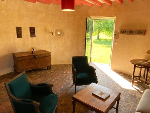 RémalardTour du manoir de Boiscorde的客厅配有椅子、桌子和门