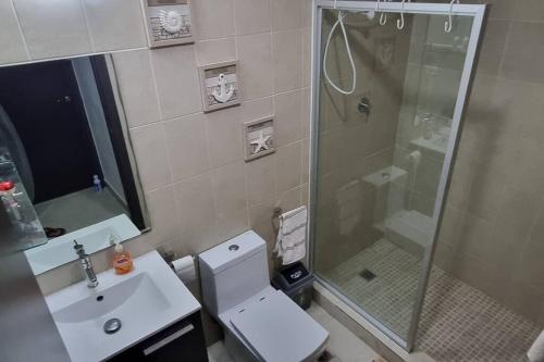普拉亚科罗纳多Hermoso apartamento de Playa en Coronado的带淋浴、卫生间和盥洗盆的浴室