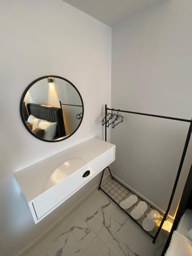 帕莫卡莱Bavella Boutique Hotel的浴室设有镜子和白色水槽