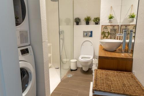 埃武拉Jack&Lily's的浴室配有卫生间、盥洗盆和洗衣机。