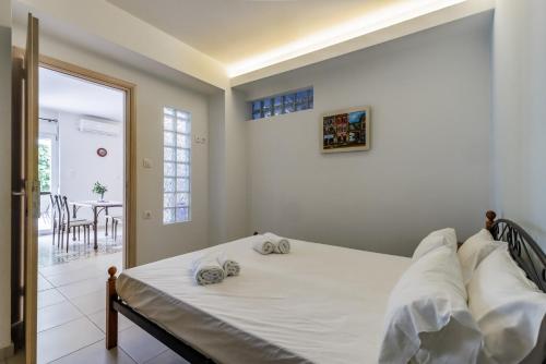尼欧克利马Elios Cozy Apartment的一间卧室配有带毛巾的床