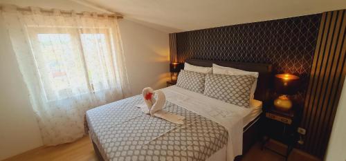 GedićiGimy Villa&App 1 Porec的卧室里设有一张床,上面有一只动物