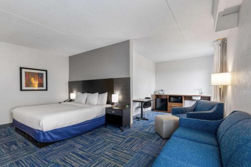艾伦镇Allentown Park Hotel, Ascend Hotel Collection的酒店客房,配有床和蓝色的沙发