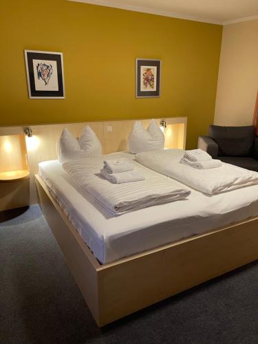 门兴格拉德巴赫精选酒店的一张配有白色床单和枕头的大床