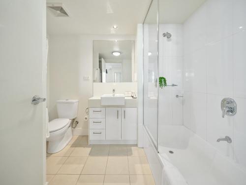 布里斯班奎斯特早餐小溪酒店的白色的浴室设有卫生间和淋浴。