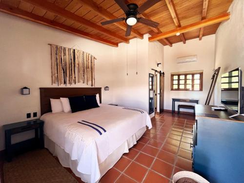 瓜达鲁佩镇Casa Entrevez的一间卧室配有一张床和吊扇