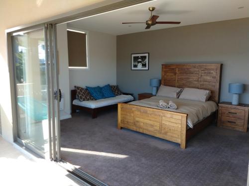 金德拜恩Willow Bay Lodge的一间卧室配有一张大床和一张沙发