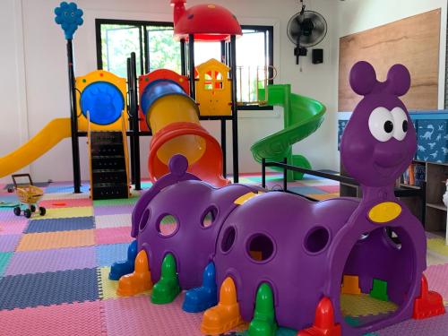 波普托Maya Resort Samui - Family resort-Sha Plus Extra的一个带紫色玩具火车的儿童游乐区