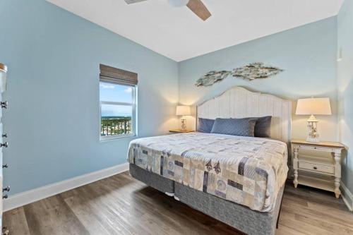 巴拿马城海滩Beautiful Panama City Beach Condo- Ocean View!的一间卧室设有一张大床和一个窗户。